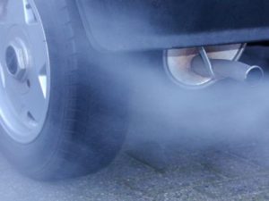 الأسباب المحتملة لمشكلة الدخان أزرق اللون الذي يخرج من عادم سيارتك